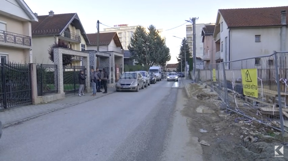 U pengon një objekt, banorët e rrugës “Gëzim Sahiti” në Ferizaj i vendosin shtëpitë shitje (VIDEO)