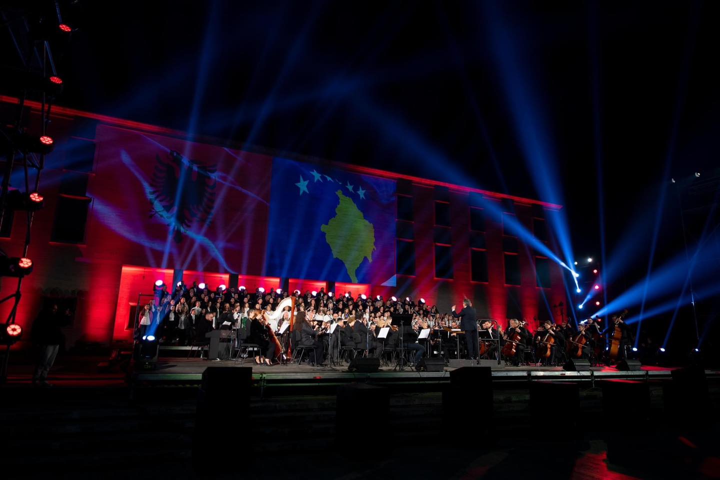 "Dua më shumë Shqipërinë” bashkoi kulturalisht shqiptarët në Tiranë (FOTO)