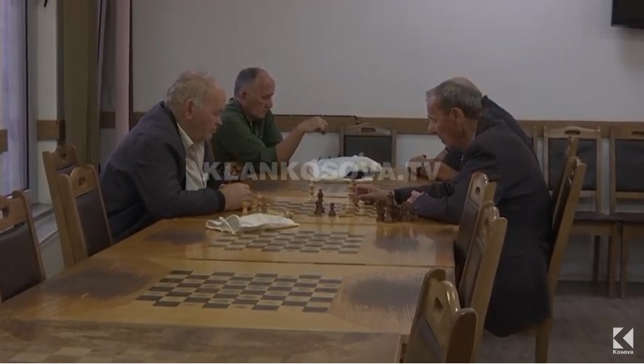Pensionistët në pritje që deputetët t`ua ‘heqin’ 15 vjeteshin (VIDEO)