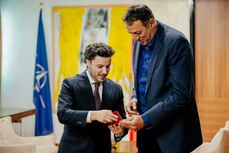 Vlade Divac bëhet me pasaportë malazeze