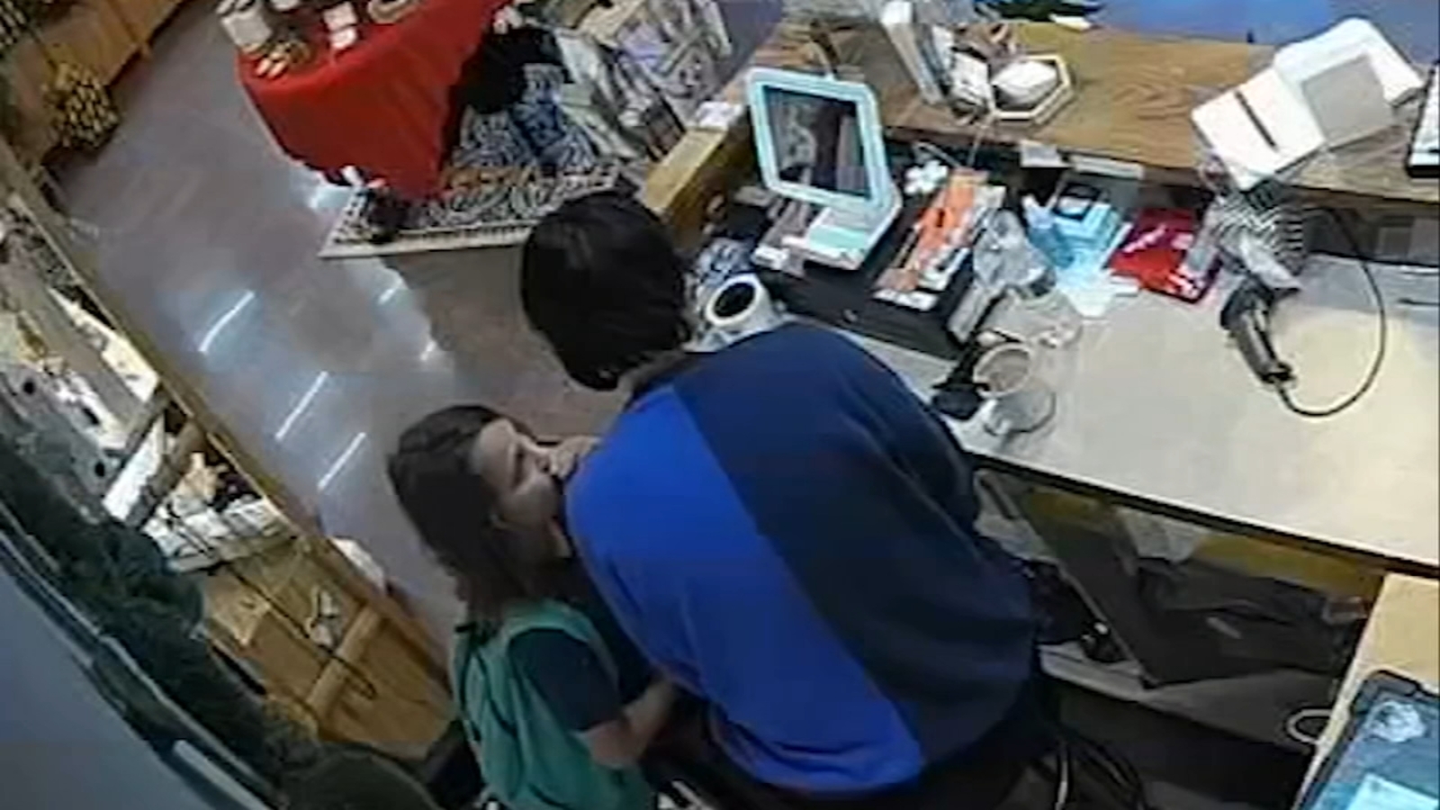 10-vjeçari i shpëton gruas e cila u përpoq ta joshte (VIDEO)