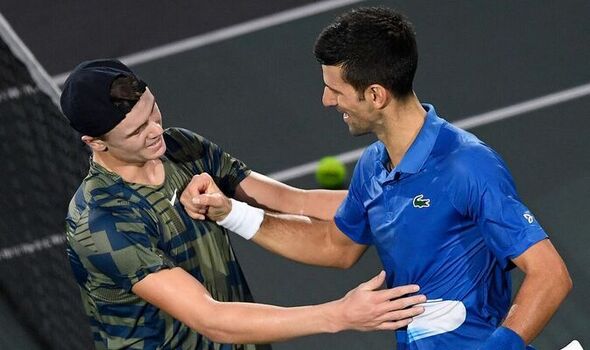 Holger Rune e ‘gjunjëzon’ serbin Novak Gjokoviq, e mposht në finale të Paris Masters