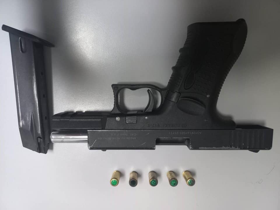 Shoqërohen pesë persona në polici, sekuestrohen dy armë zjarri dhe tri thika