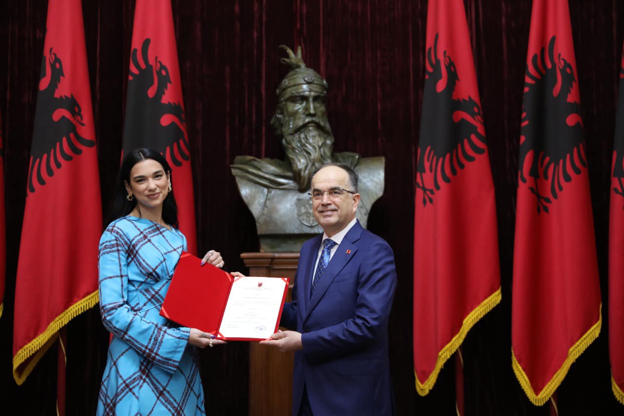 Dua Lipa merr nënshtetësinë shqiptare