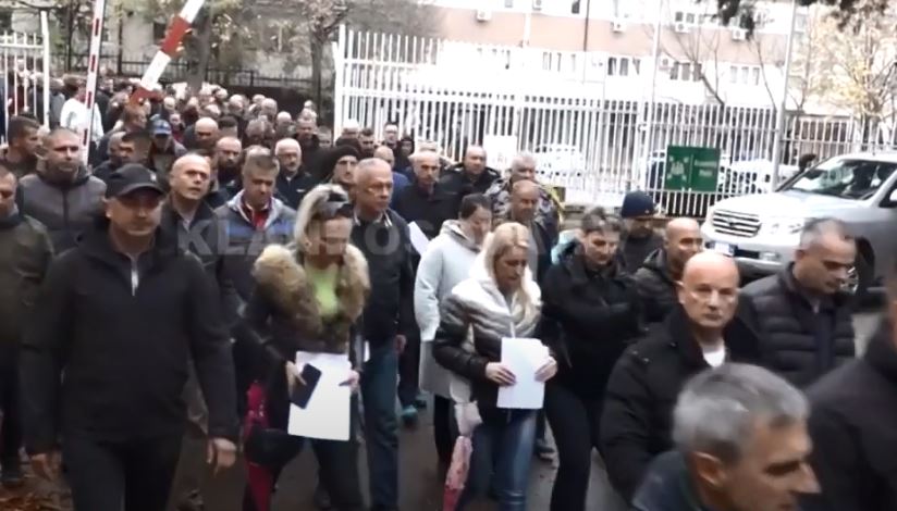 Serbët nuk i dorëzojnë uniformat (VIDEO)