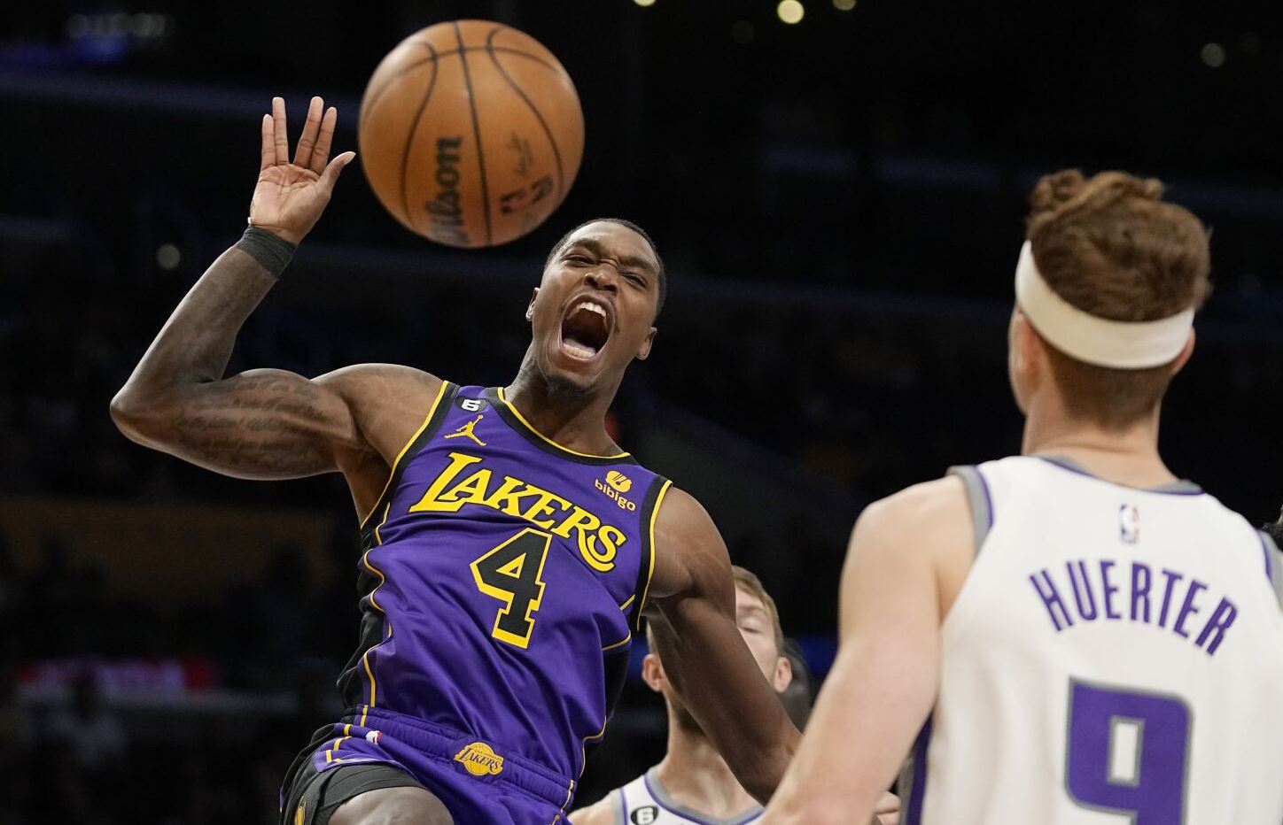 Lakersat kurrqysh të këndellen, Curry shkëlqen në fitoren e Warriors