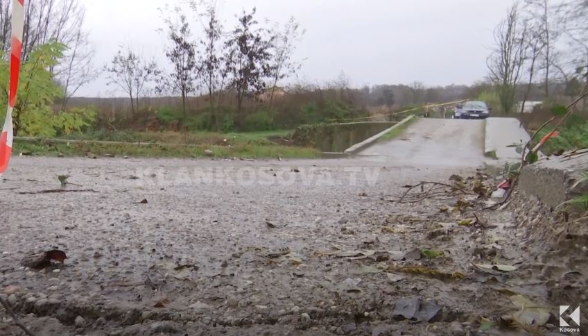 Reshjet në Pejë, dëmtohet ura e Vranocit të Vogël (VIDEO)