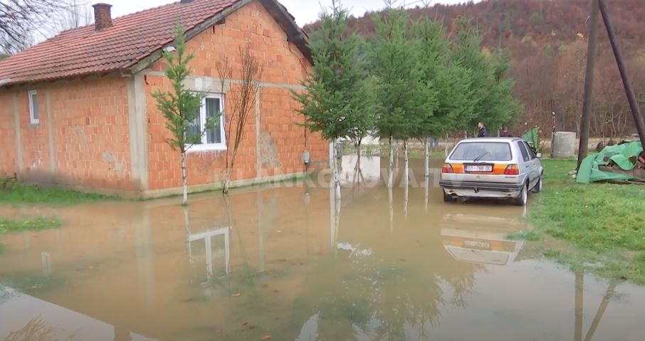 Moti i ligë, vërshime në disa fshatra të Llapit (VIDEO)