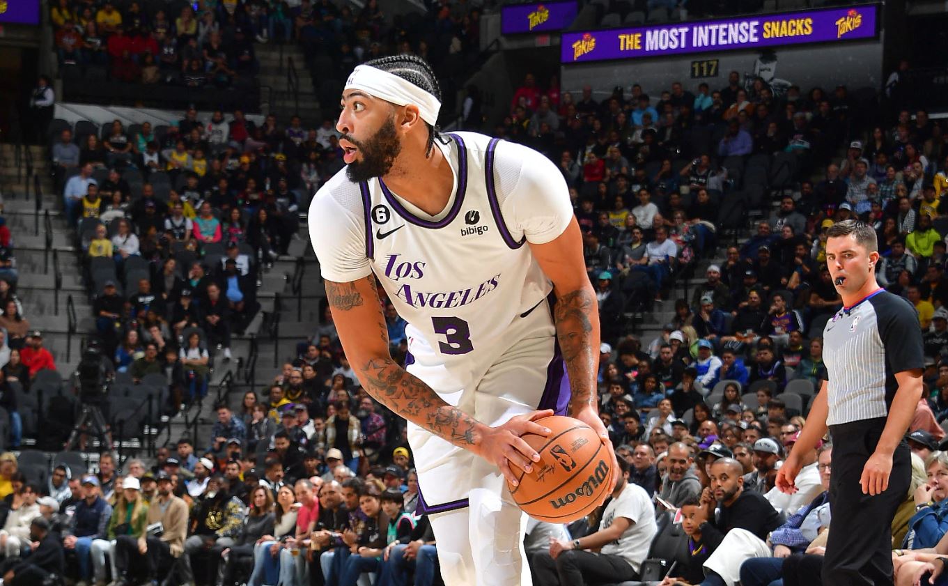 Lakersat rikthehen te fitorja, Bucks e Phoenix vazhdojnë me paraqitje fanastike