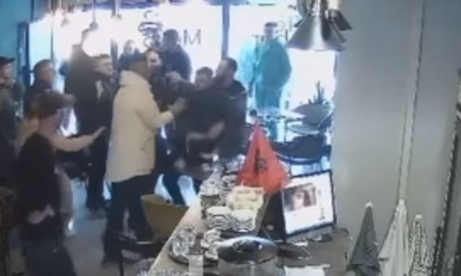 Pamje nga rrahja e mjekut në Gjilan, dyshohet se abuzoi me pesëvjeçaren me autizëm (VIDEO)