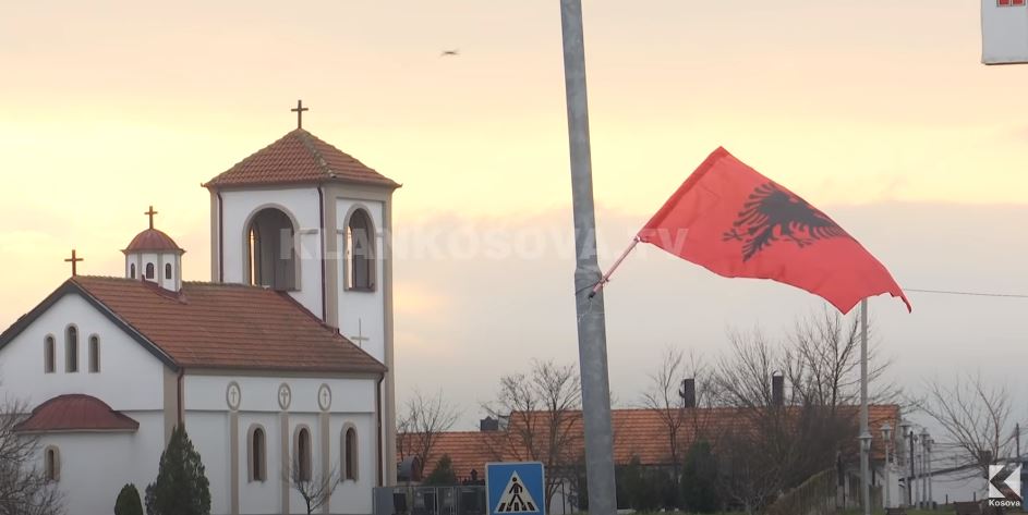 Shqiptarët me flamur, serbët ankohen (VIDEO)