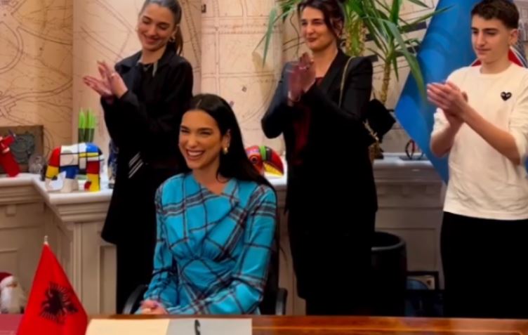 Dua Lipa merr nënshtetësinë shqiptare, moment nga ceremonia e betimit (VIDEO)