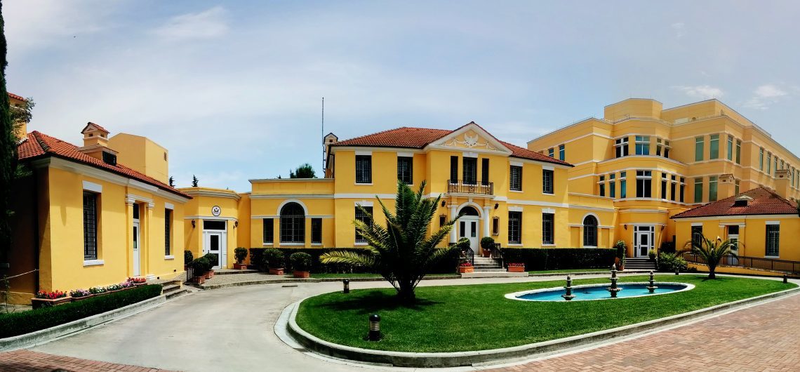 Ambasada e SHBA në Tiranë paralajmëron qytetarët e saj: Shmangni tubimet e mëdha!