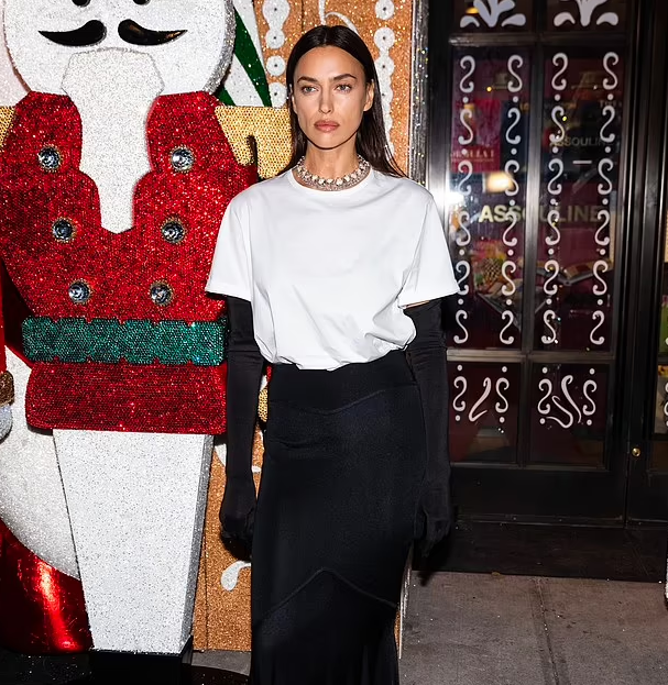 Irina Shayk me bluzë të përditshme në sfilatën e Swarovskit