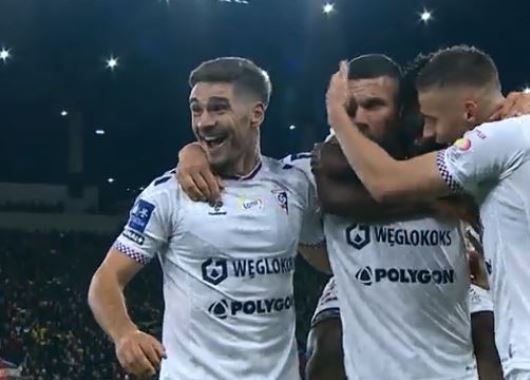 Lukas Podolski shënoi gol nga 60 metra distancë (VIDEO)