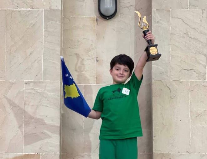 Nxënësi nga Kosova fiton vendin e parë në garën ndërkombëtare të matematikës (FOTO)