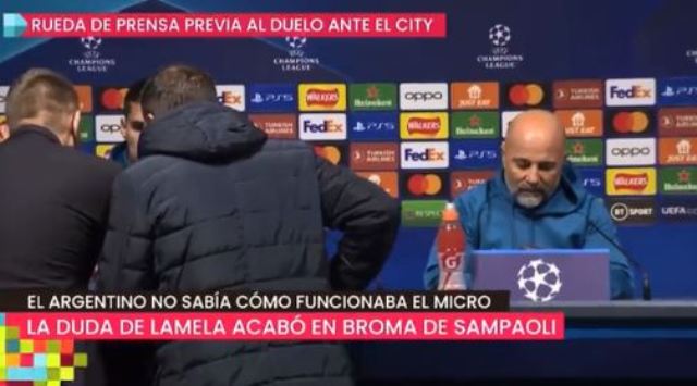 Skandal: Trajneri e quan bir k.... futbollistin (VIDEO)