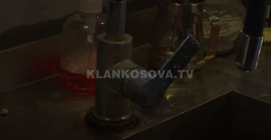 Qe tri ditë banorët e Fushë Kosovës pa ujë (VIDEO)