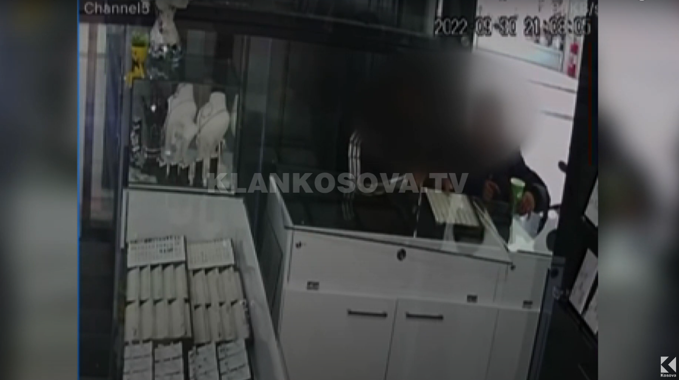 Kapet çifti gjakovar që vodhi ari në vlerë 4500 euro (VIDEO)            