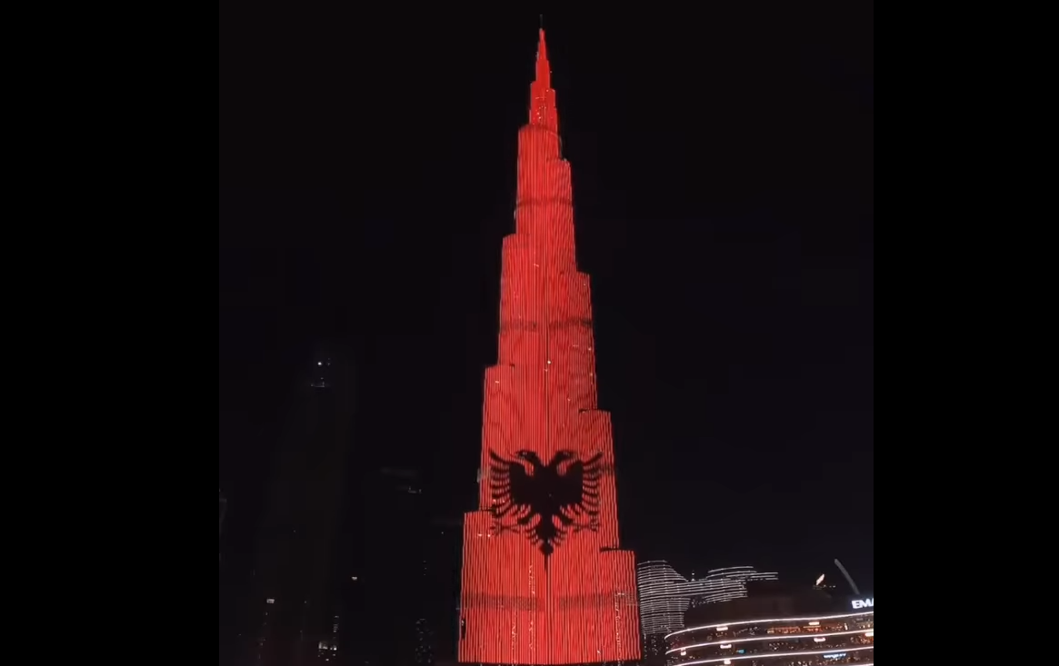 Dubai, ndërtesa më e lartë në botë shndërrohet në flamurin kuq e zi