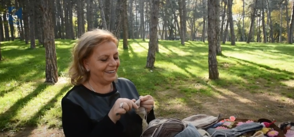 Gonxhe Hoti dhe arti i saj me shtizë dhe lesh në thurje (VIDEO)