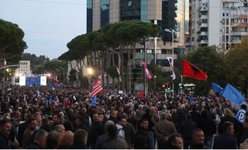 ‘Mos i provokoni protestuesit’, Berisha dhe Meta marshojnë drejt kryeministrisë
