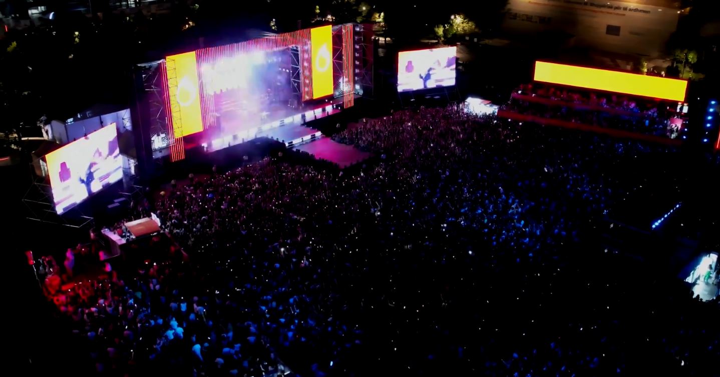 Dua Lipa e nis koncertin madhështor në Tiranë (VIDEO)