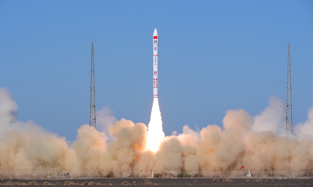 Raketa komerciale kineze lëshon 5 satelitë në hapësirë