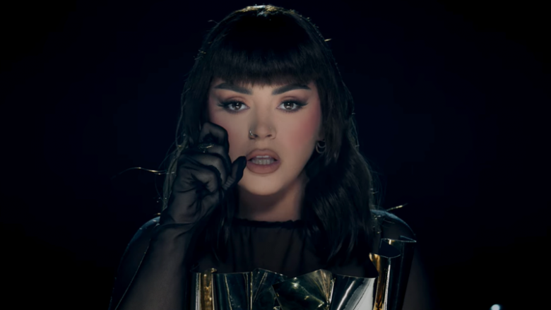 "Vëmendje" - Fifi sjell baladën e re (VIDEO)