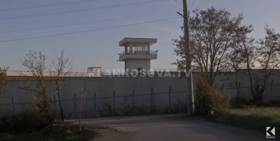 Kapet gardiani, futi drogë në burg (VIDEO)