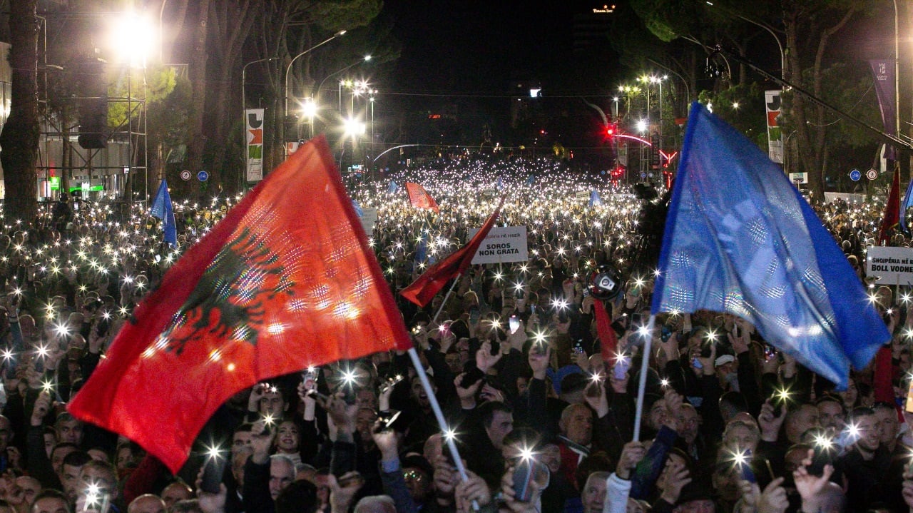 Përfundon protesta, Berisha e Meta akuza ndaj Ramës, protestuesit çajnë kordonin e policisë