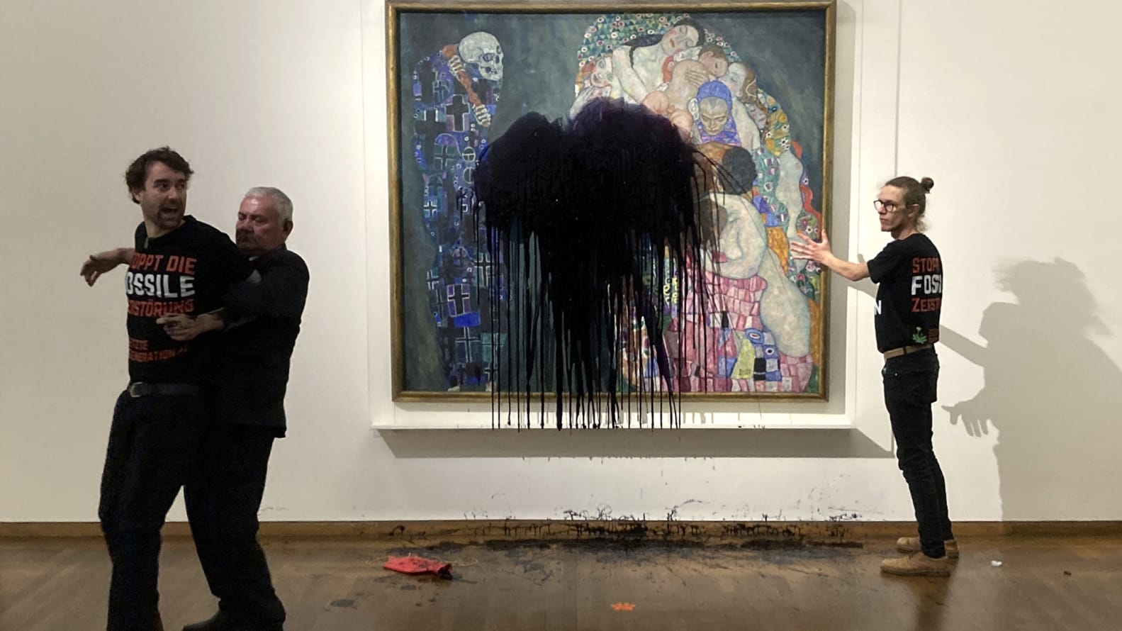 Austri: Aktivistët e klimës hedhin substancë të zezë në pikturën e Klimt "Vdekja dhe jeta"
