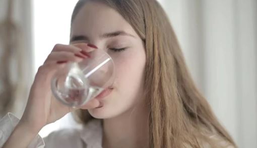 A mund të çojë në vdekje pirja e tepërt e ujit? Ja çfarë thonë ekspertët