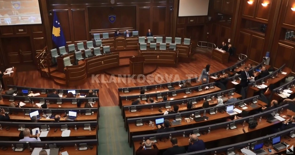 Opozita kritikon qeverinë për gjendjen në shëndetësi, përmendet mungesa e ministrit (VIDEO)