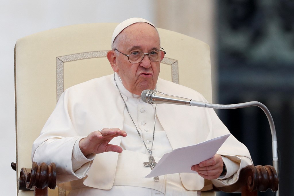Papa sugjeron se Kisha Katolike mund të bekojë çiftet e gjinive të njëjta