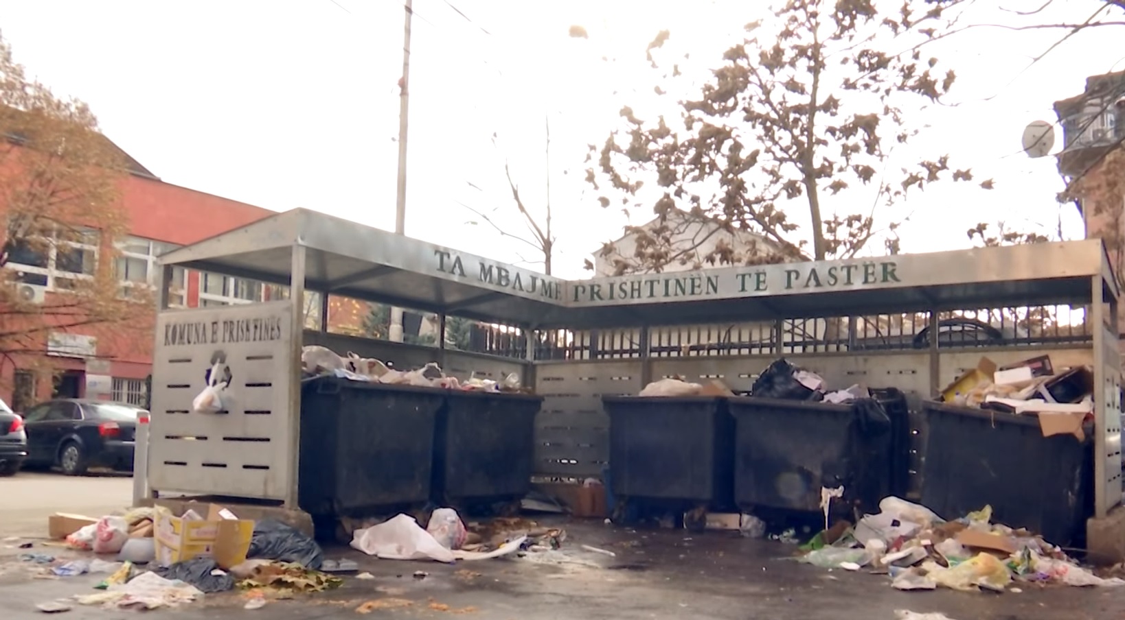 Prishtina bëhet me 1400 kontejnerë të rinj bërlloku (VIDEO)
