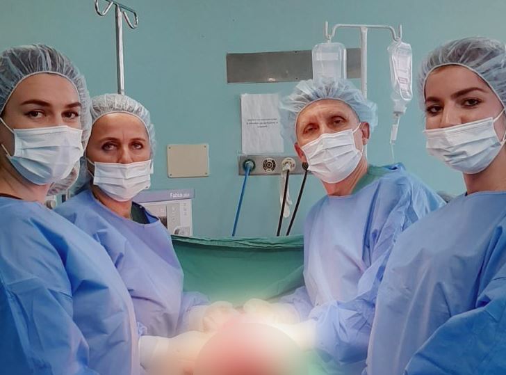 Operacion i rrallë në QKUK, 40-vjeçares i hiqen 21 mioma nga mitra