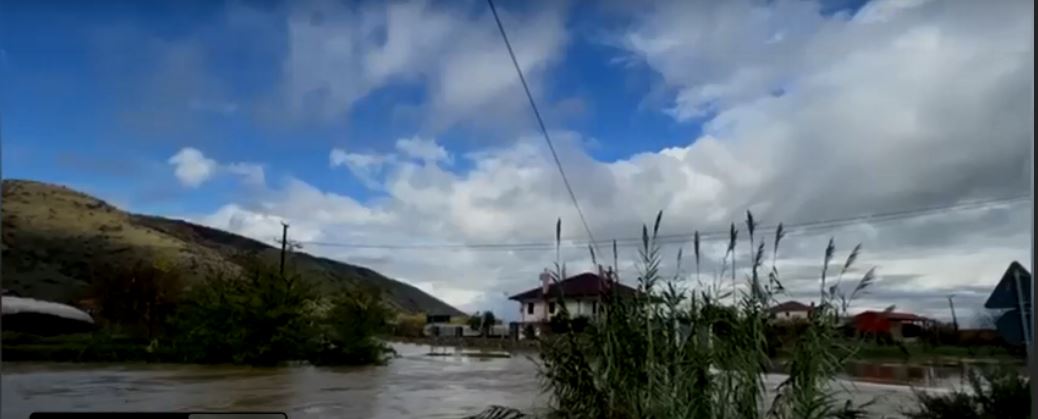 Del nga shtrati lumi Gjadër në Lezhë, uji vërshon banesat dhe bllokohen 15 familje