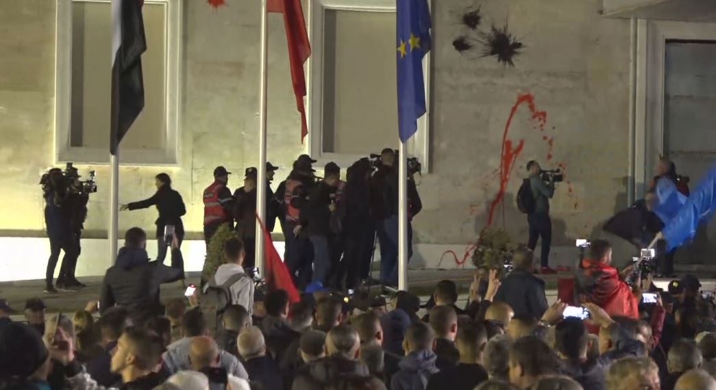 Protesta në Shqipëri, qëllohen me ngjyrë muret e kryeministrisë, ndalohet një person