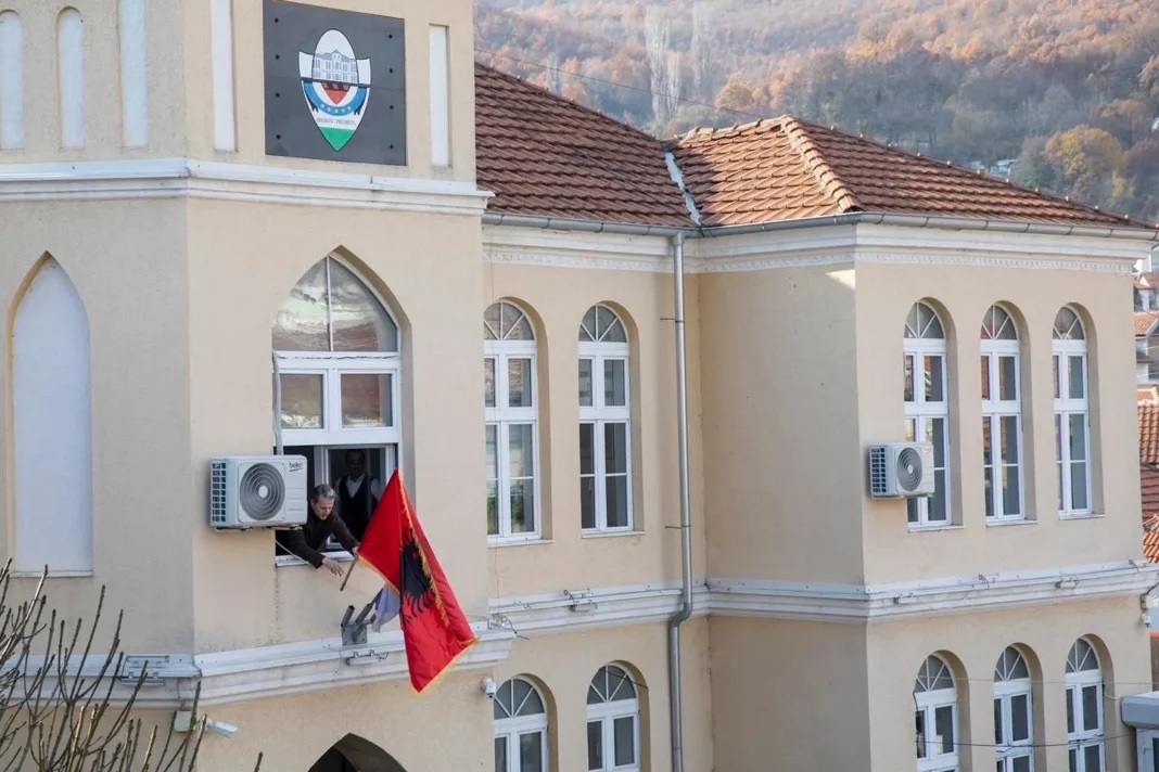 Arifi: Shërbimet sekrete serbe na vëzhgojnë se kush e vendos flamurin në Preshevë (FOTO)