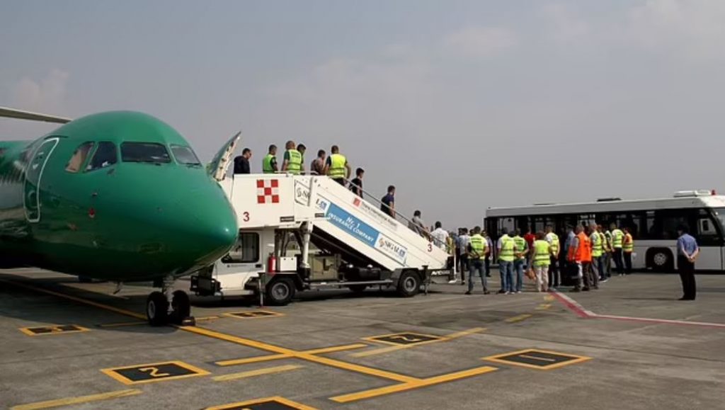 Britania kthen 26 shqiptarë me “charter” në Tiranë