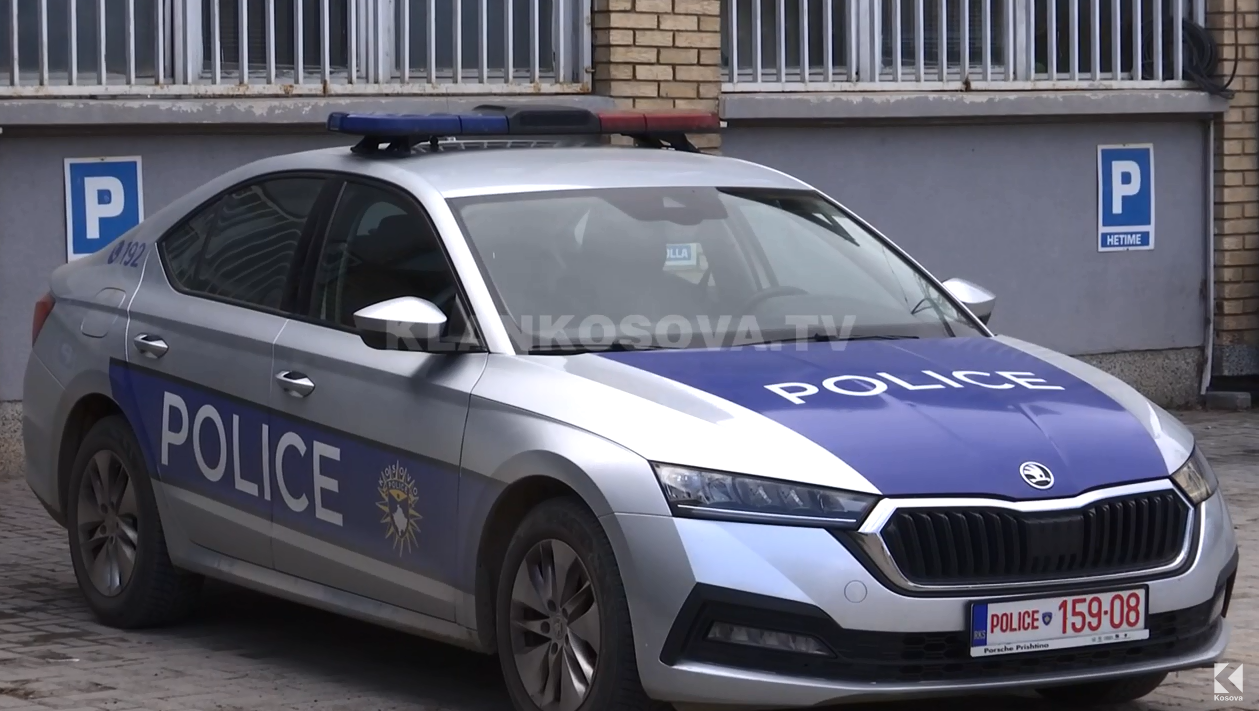 Derisa po dërgohej në paraburgim, 34-vjeçari ik nga vetura në lëvizje e policisë (VIDEO)