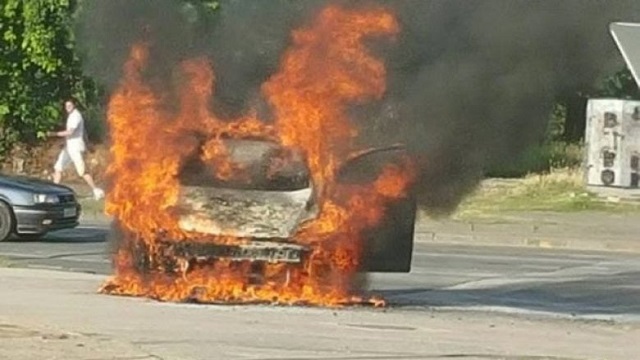 Digjet një veturë me targa të Serbisë në Mitrovicë