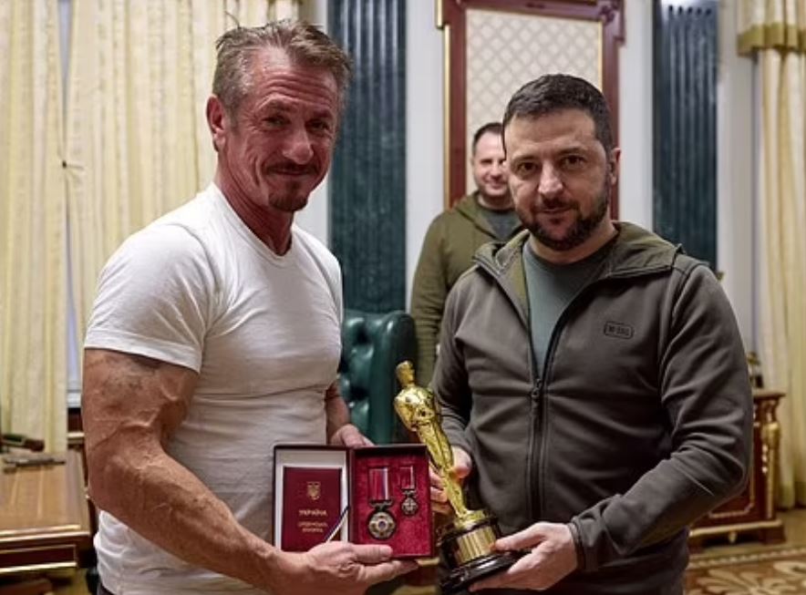 Aktori Sean Penn ia dorëzon Oscarin e tij presidentit ukrainas (FOTO)