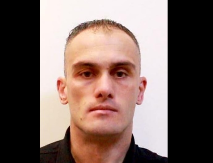 Policia kërkon bashkëpunimin e qytetarëve për kapjen e të dyshuarit për vrasjen e shtatzënës