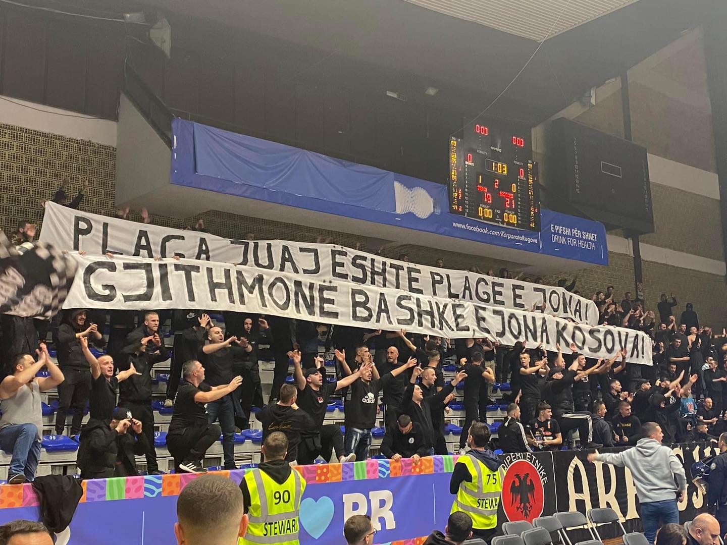 Arpaxhikët me baner solidarizues për Mitrovicën: Plaga juaj është plagë e jona