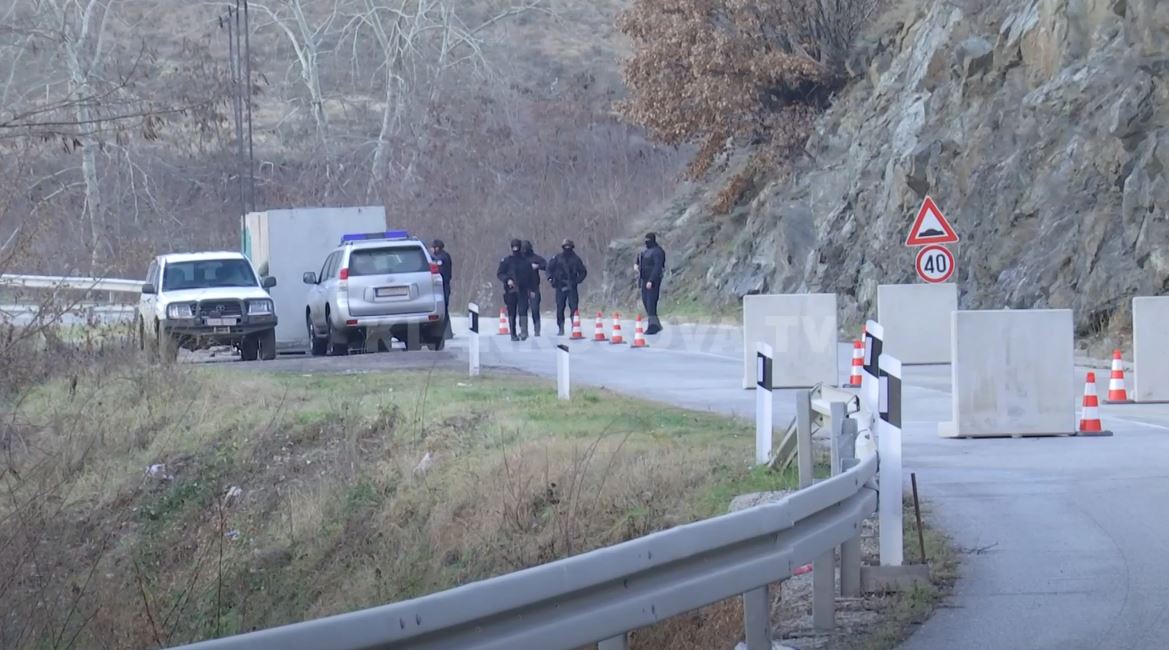 Policia me dy pika kontrolli në Leposaviq (VIDEO)