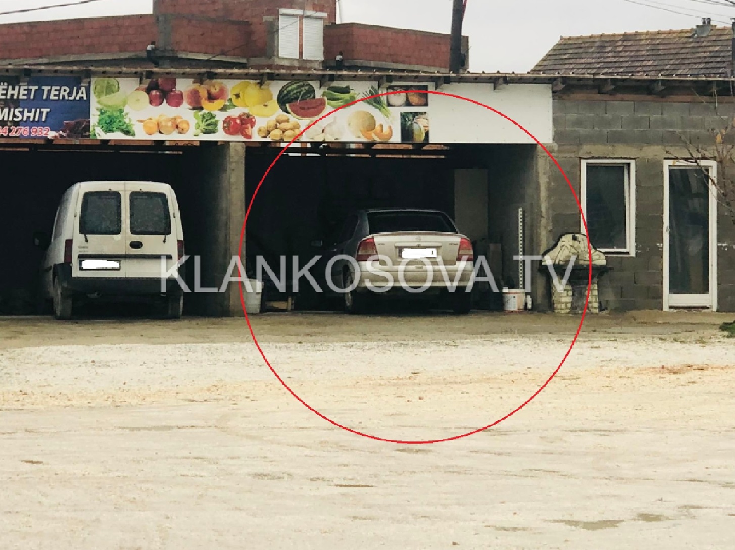 Pas hetimeve, policia e kthen veturën në oborrin e të dyshuarit