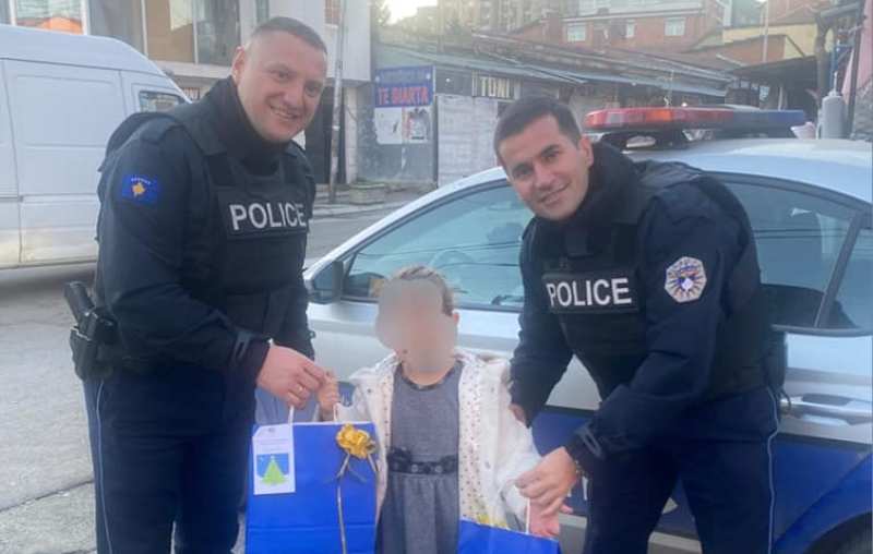 Policia shpërndan dhurata për fëmijët në veri (FOTO)