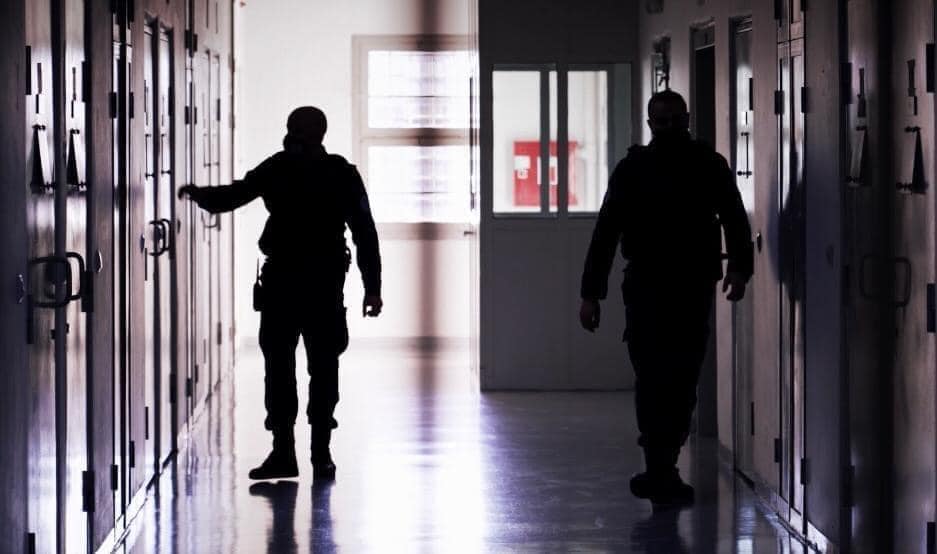 I burgosuri arratiset gjatë përcjelljes për në gjykatë, pezullohen nga puna tre zyrtarë